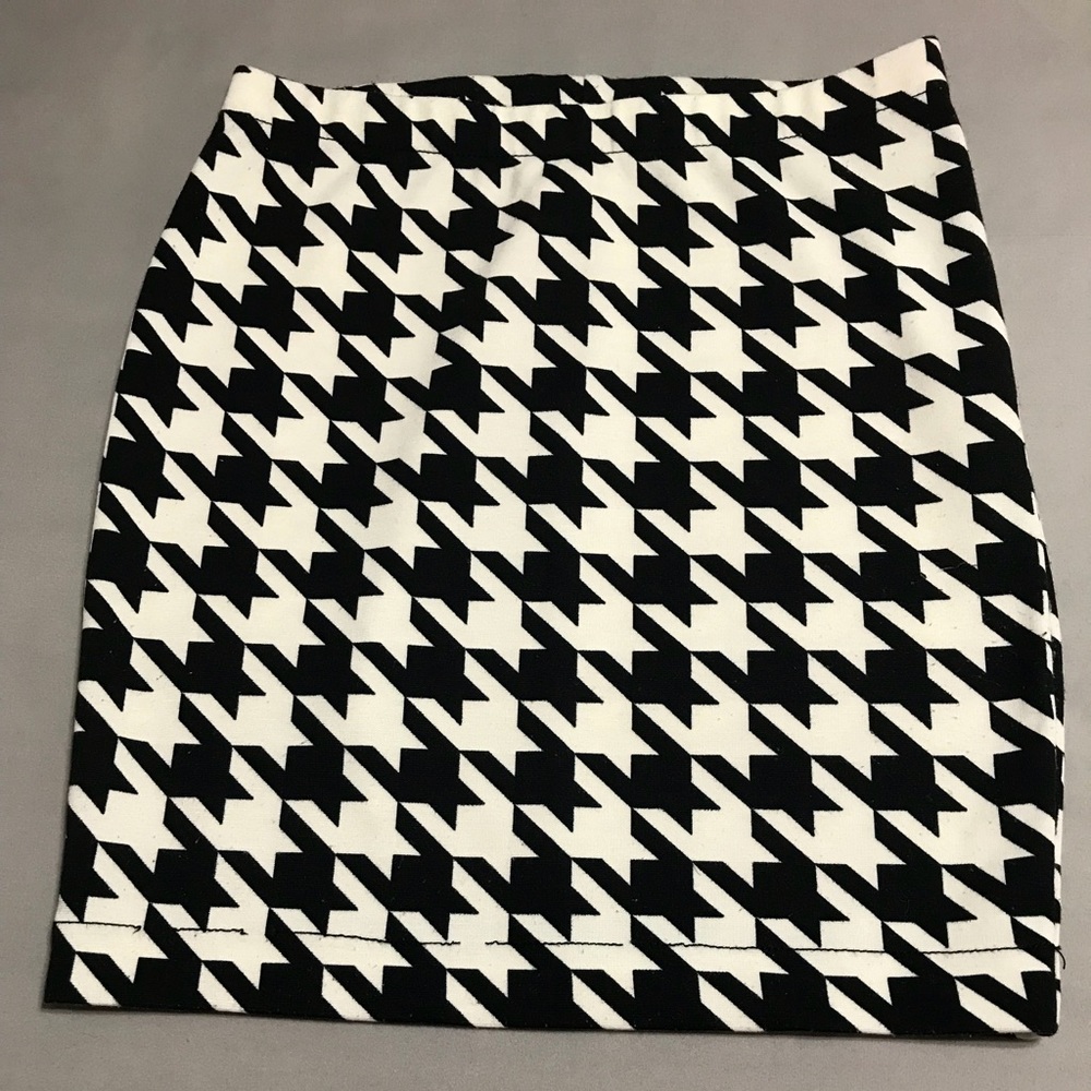 Black and cream houndstooth mini skirt